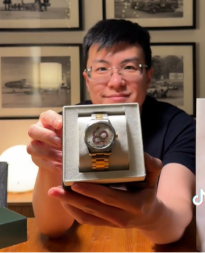 LJUDI GLEDAJU U ŠOKU Zaposleni u luksuznim brendovima pokazali kakve su poklone dobili za praznike (VIDEO)